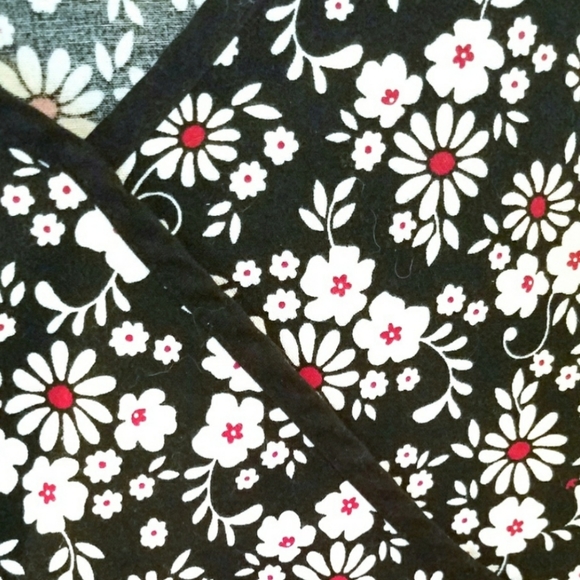 Willow Brooks Scrub Top Black Floral Size M - Picture 2 of 9